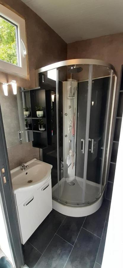 Chalet 2 Landgoedcamping Nienoord In Leek Kültér fotó