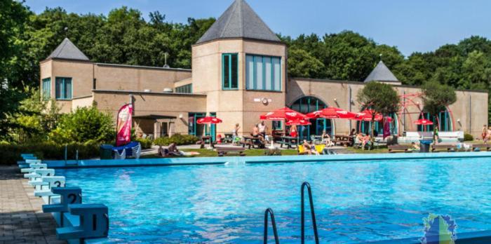 Chalet 2 Landgoedcamping Nienoord In Leek Kültér fotó